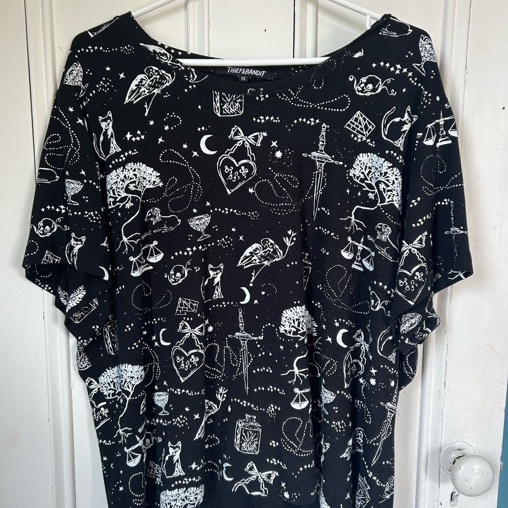 Thief and Bandit Amie Tee in spellbound print
